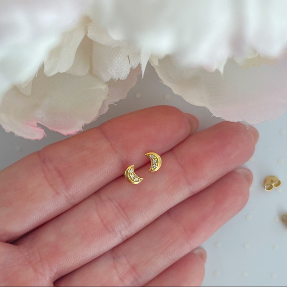 18K Gold tiny crescent moon stud earrings - Picture 1 of 4